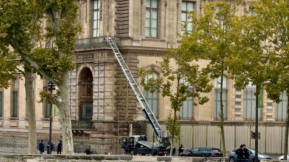 Policie zatkla dva podezřelé z krádeže v Louvru. Jeden z nich se chystal odletět do Alžírska